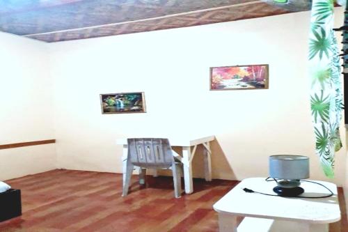 sala de estar con mesa y silla en Angler's Hub & Resort, en Oslob