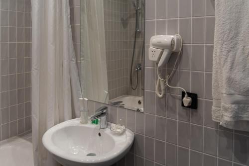 W łazience znajduje się umywalka i prysznic. w obiekcie Hotel Jipek Joli w Nukus