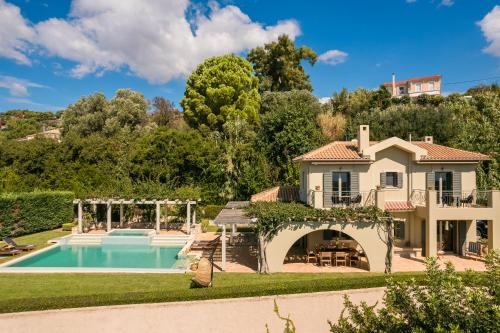a villa with a swimming pool and a house at Sarlata Villas in Sarlata
