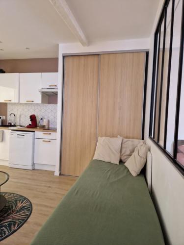 - une petite chambre avec un lit dans une cuisine dans l'établissement CHAL1 37m2 à 200 m du Capitole, à Toulouse