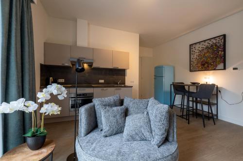 uma sala de estar com um sofá e uma cozinha em Raiffeisenstraat Eindhoven em Eindhoven