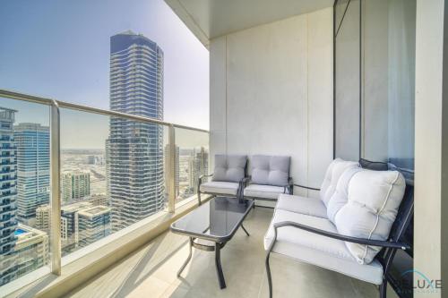 Posezení v ubytování Opulent 2BR at Sparkle Tower 1 Dubai Marina by Deluxe Holiday Homes