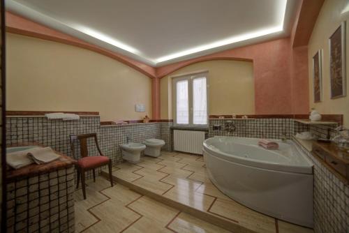ein großes Bad mit einer Badewanne und einem WC in der Unterkunft Villa Alba in Petacciato