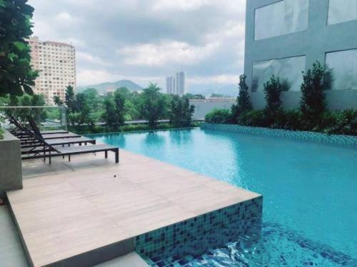 una piscina con panchina e un edificio di The Nova by The City Collection II a Kuala Lumpur