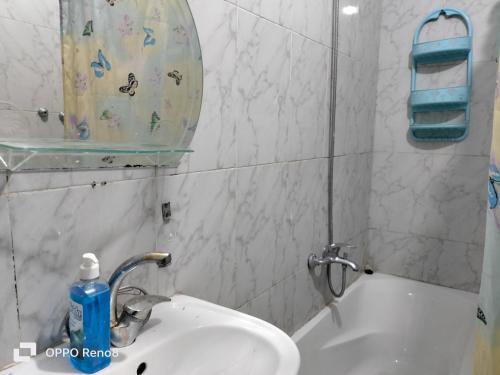 bagno con lavandino e specchio di Cozy Apartment in Maadi ring road with smart TV a Il Cairo