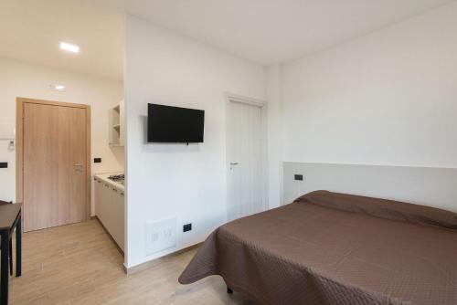 a bedroom with a bed and a television on a wall at Green Residence Villa Assunta in Moscufo