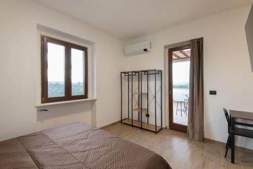 1 dormitorio con 1 cama, escritorio y ventanas en Green Residence Villa Assunta, en Moscufo
