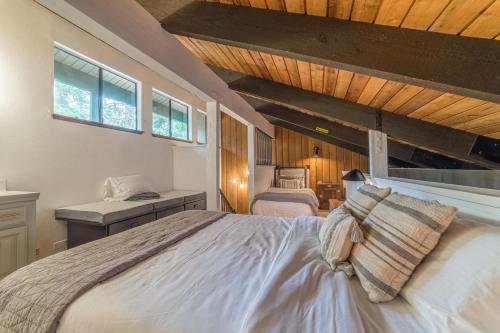 a bedroom with a large white bed in a room at #525 Walk to Golf Course, Midtown, Stunning Condo in Mammoth Lakes