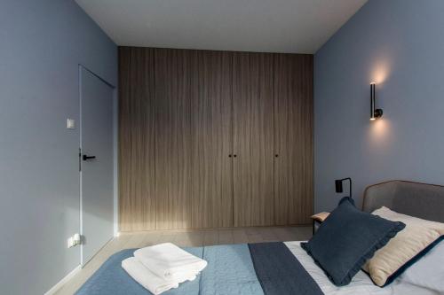 sypialnia z łóżkiem i szafą w obiekcie Devalia Rentyear Apartments w Gdańsku