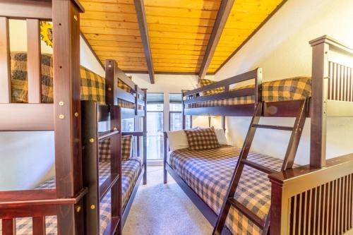 een kamer met een stapelbed en 2 stapelbedden bij #338 - Naturally Sunlit Condo with Pool, Jacuzzi, Sauna, & Game Room in Mammoth Lakes