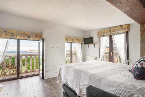 sypialnia z łóżkiem i widokiem na ocean w obiekcie Casa rural Cuchia con vistas w mieście Cuchia