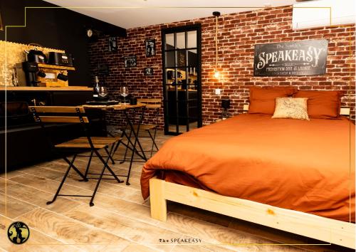 Ένα ή περισσότερα κρεβάτια σε δωμάτιο στο "The speakeasy" Pub new yorkais Centre ville - Idéal PRO - Wifi Fibre - Rétroprojecteur cinéma