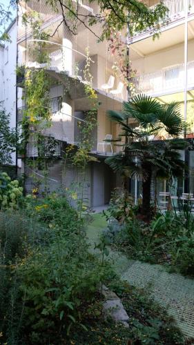 a garden in front of an apartment building at CHARMANTES APARTMENT im Herzen von Linz in Linz