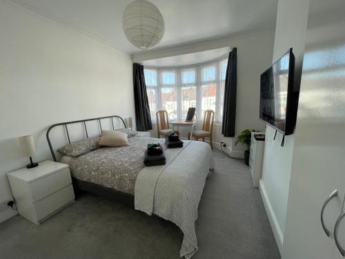A seating area at Double Bedroom with TV in Sudbury Hill Wembley - 10 mins from Wembley Stadium