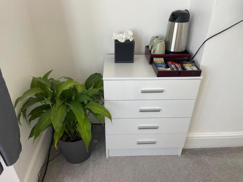 Příslušenství pro přípravu čaje a kávy v ubytování Double Bedroom with TV in Sudbury Hill Wembley - 10 mins from Wembley Stadium