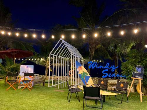 impreza z białym namiotem, krzesłami i światłami w obiekcie Windy Seaview Resort w mieście Chao Lao Beach