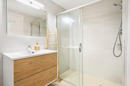 ein Bad mit einer Glasdusche und einem Waschbecken in der Unterkunft Apartamento WELCS EMP - 101 con vistas al Mar in Empuriabrava