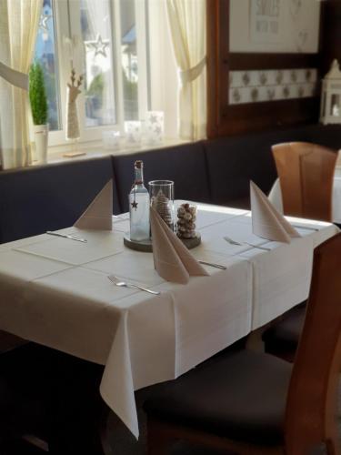 una mesa con un mantel blanco. en Hotel Schnepper, en Attendorn