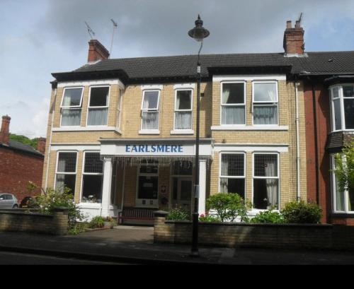 a building with a bank sign on the front of it at earlsmere hotel in Hull