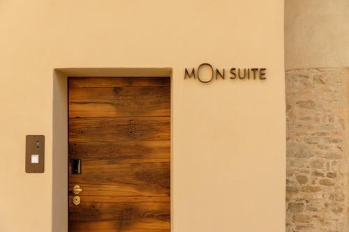 une porte avec un panneau indiquant la suite maman dans l'établissement MON Suite, à Monforte dʼAlba