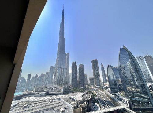 una vista sul burj khalifa dall'edificio più alto del mondo di The Address Dubai Mall Residences - Deluxe Studio a Dubai