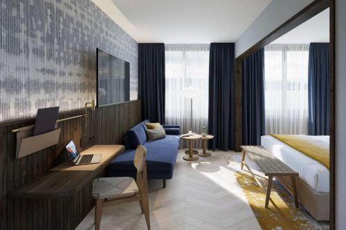 une chambre d'hôtel avec un lit et un canapé dans l'établissement The Yarn, à Horgen