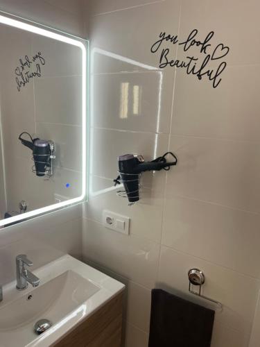 Koupelna v ubytování Fabuloso apartamento,1a línea de playa a estrenar.