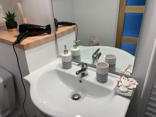 y baño con lavabo blanco y espejo. en Little World - Saint-Julien-les-villas, en Saint-Julien-les-Villas