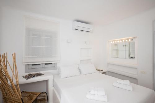 Una cama o camas en una habitación de House of Nikol - Cycladic Sensation