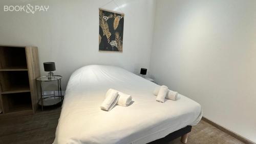 białe łóżko z 3 poduszkami w obiekcie Camping De La Seine w mieście Jumièges