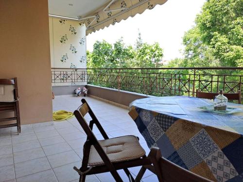 a room with a table and chairs on a balcony at Ferienwohnung in Neoi Epivates in Skála Neón Epivatón