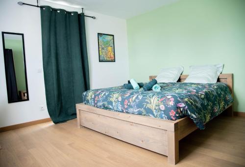 une chambre avec un lit avec un ours en peluche dessus dans l'établissement Les Brézines - Maison Clim Terrasse Piscine au cœur de Mus MaisoncarréeConciergerie, à Mus