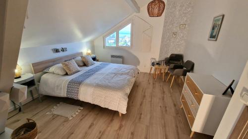 1 dormitorio con cama grande y ventana grande en Entre Alpes et Léman, en Publier