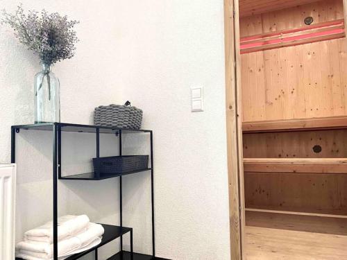 ein Zimmer mit einem Glasregal mit einer Vase darauf in der Unterkunft **Schwarzwald-Haus mit Sauna** in Elzach