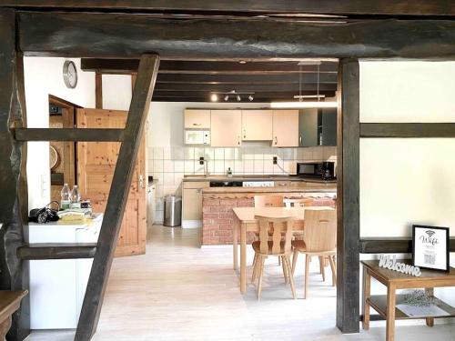**Schwarzwald-Haus mit Sauna** في الزاخ: مطبخ وغرفة طعام مع طاولة وكراسي