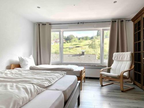 Ένα ή περισσότερα κρεβάτια σε δωμάτιο στο **Schwarzwald-Haus mit Sauna**