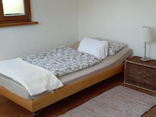 Bett in einem Zimmer neben einem Fenster in der Unterkunft Haus Scheibenhardt 