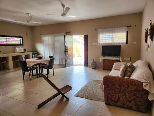 sala de estar con sofá y mesa en POMBO KUNDA, en Sanyang