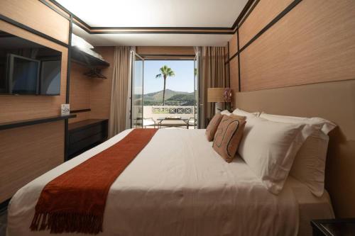 a bedroom with a large bed with a view of the ocean at Hotel Il Gabbiano in Bacoli