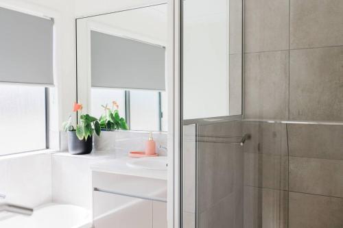 W łazience znajduje się prysznic i lustro. w obiekcie New Home close to Airport hospital Coles & Resto w mieście Mackay