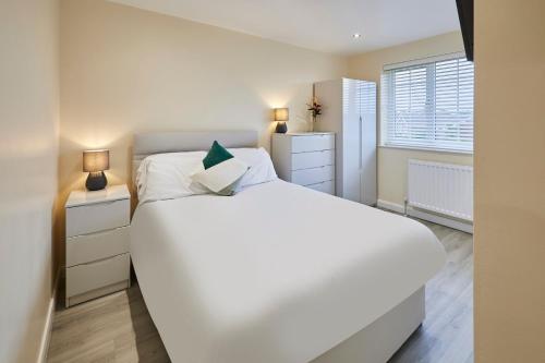 um quarto com uma grande cama branca e uma janela em Host & Stay - Violet's View em Whitby
