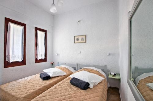 two beds in a room with white walls at Apartment with garden view - Creta in Ferma