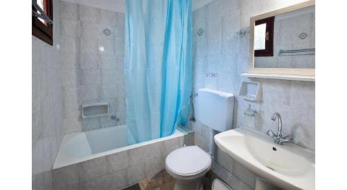 a bathroom with a toilet and a sink and a shower at Apartment with garden view - Creta in Ferma