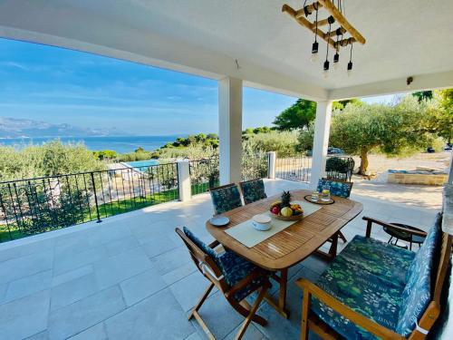Φωτογραφία από το άλμπουμ του Unique villa in olive field with salted swimming pool-Villa Frida σε Sumartin