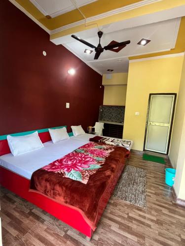 a bedroom with a large bed in a room at GIRISH ALAY HOME STAY in Rudraprayāg