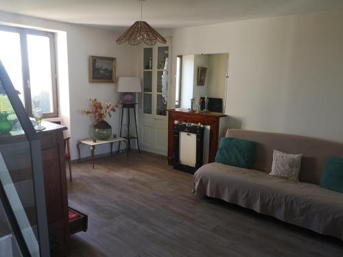 - un salon avec un canapé et une fenêtre dans l'établissement Villa Thérèse, à Beaulieu-sur-Dordogne