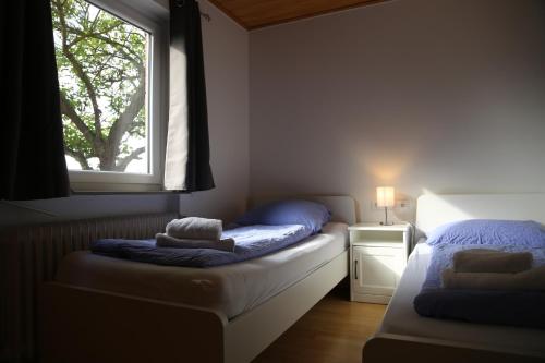 a bedroom with two beds and a window at Ferienhaus Kappeln in Rabenkirchen-Faulück