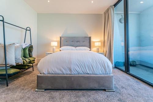 1 dormitorio con 1 cama grande y espejo grande en Luxurious 1 Bed - RIVER VIEW, en Liverpool