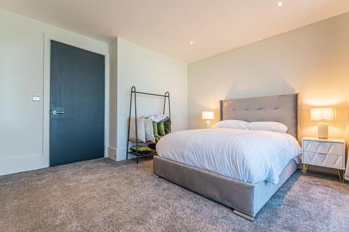 a bedroom with a large bed in a room at 1BR Apt - Balcony - River View in Liverpool