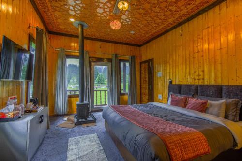 una camera con letto e camino di Gulmarg Woods By Stay Pattern a Gulmarg